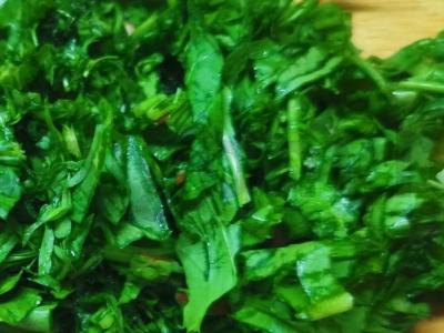 Vasaros salotos su rukola, krienų salotomis ir špinatais Žingsnis 3