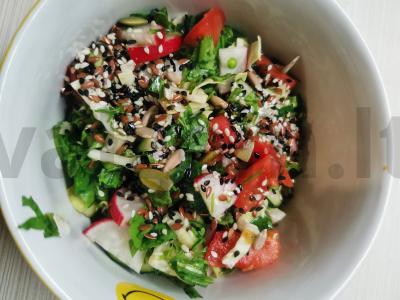 Vasaros salotos su rukola, krienų salotomis ir špinatais pagrindine nuotrauka