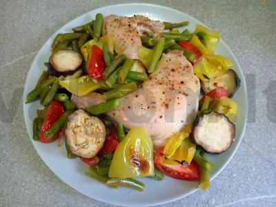 Vištiena, kepta su daržovėmis pagrindine nuotrauka