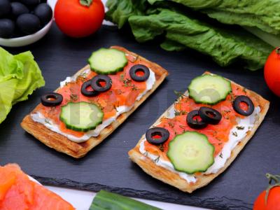 Sumuštiniai su žuvimi ant sluoksniuoto tešlos pagrindo pagrindine nuotrauka