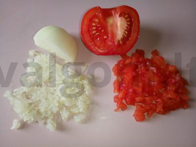 Penne su troškintais pomidorais ir svogūnais Žingsnis 1