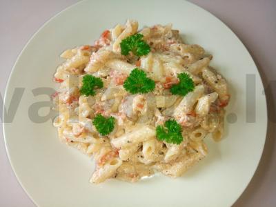 Penne su troškintais pomidorais ir svogūnais pagrindine nuotrauka