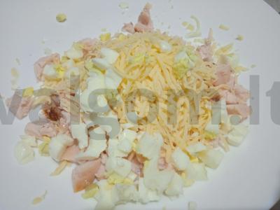 Salotas su rūkytomis vištienos krūtinėlėmis ir kiviais „Drakoniukas“ Žingsnis 3