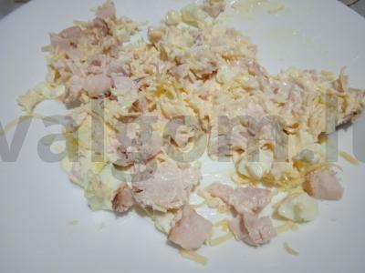 Salotas su rūkytomis vištienos krūtinėlėmis ir kiviais „Drakoniukas“ Žingsnis 5