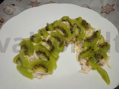 Salotas su rūkytomis vištienos krūtinėlėmis ir kiviais „Drakoniukas“ Žingsnis 7