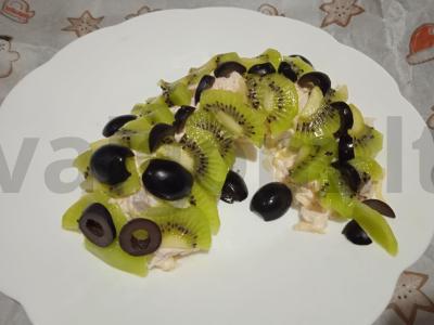 Salotas su rūkytomis vištienos krūtinėlėmis ir kiviais „Drakoniukas“ Žingsnis 8