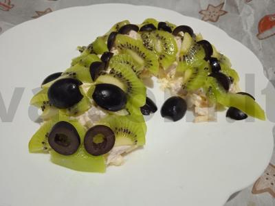 Salotas su rūkytomis vištienos krūtinėlėmis ir kiviais „Drakoniukas“ pagrindine nuotrauka