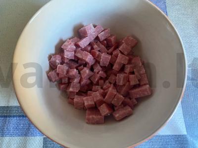 Karšti sumuštiniai su servelatu, pomidoru ir džiovintu česnaku Žingsnis 1