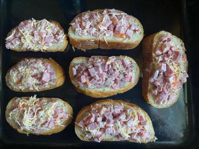 Karšti sumuštiniai su servelatu, pomidoru ir džiovintu česnaku Žingsnis 6