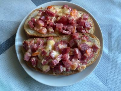 Karšti sumuštiniai su servelatu, pomidoru ir džiovintu česnaku pagrindine nuotrauka