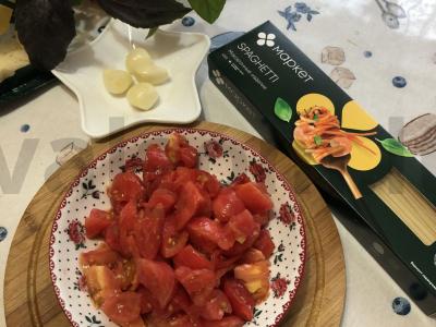 Makaronai su pomidorais ir parmezanu Žingsnis 1