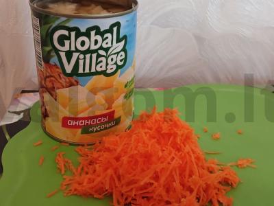 Morkų salotas su razinomis, salierų šaknimi ir ananasais Žingsnis 1