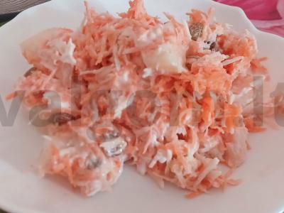 Morkų salotas su razinomis, salierų šaknimi ir ananasais pagrindine nuotrauka