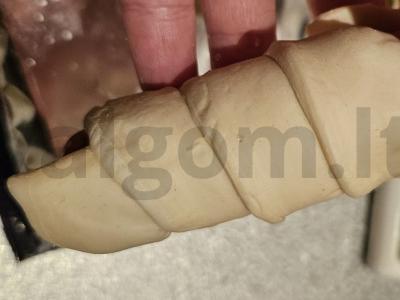 Dešrelės sluoksniuotame tešloje su kečupu Žingsnis 2