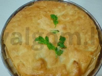 Osėtinė pyragas su česnakine žole pagrindine nuotrauka