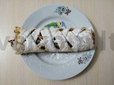 Sluoksniuota tešla su obuoliais pagrindine nuotrauka