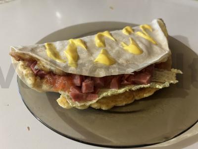 Sotūs kiaušinių blynas pusryčiams pagrindine nuotrauka