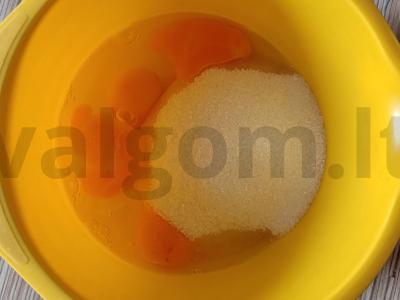 Klasikinė šarlotė su raudonais obuoliais Žingsnis 1