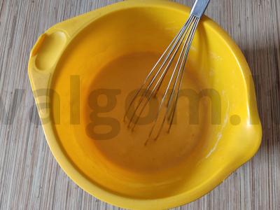 Klasikinė šarlotė su raudonais obuoliais Žingsnis 4