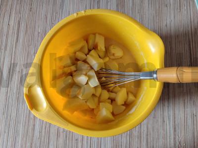 Klasikinė šarlotė su raudonais obuoliais Žingsnis 5