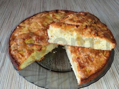 Klasikinė šarlotė su raudonais obuoliais pagrindine nuotrauka