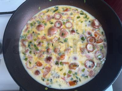 Sūrio omletas su dešrelėmis Žingsnis 5