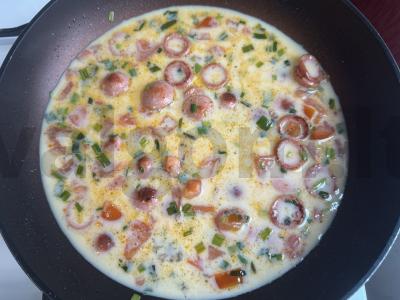 Sūrio omletas su dešrelėmis pagrindine nuotrauka