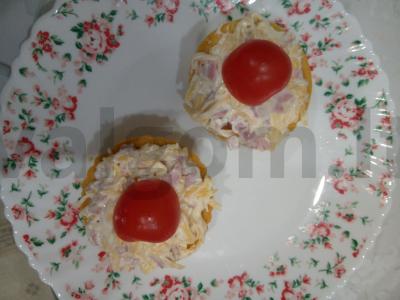 Sūrio ir kumpio užkandžių taurėlės pagrindine nuotrauka