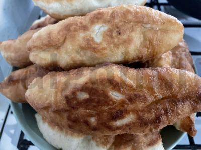 Pyragėliai su pievagrybiais, svogūnais ir bulvėmis pagrindine nuotrauka