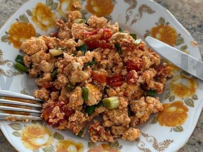 Tofu skramblys su pomidorais pagrindine nuotrauka