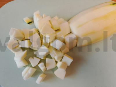 Troškintos dešrelės su daržovėmis Žingsnis 4