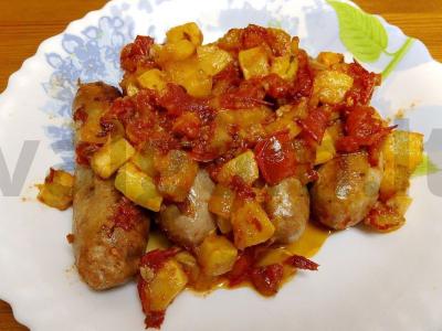 Troškintos dešrelės su daržovėmis pagrindine nuotrauka