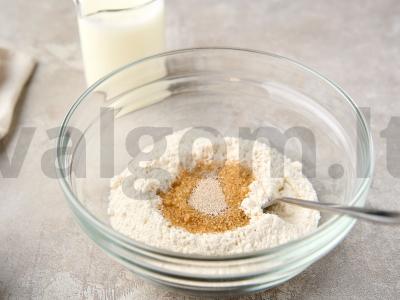 Ruginiai sausainiai su razinomis Žingsnis 1