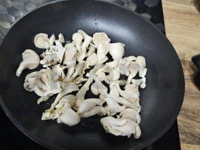 Sotūs kiaušinienė su dešrelėmis, dešra ir pievagrybiais Žingsnis 1