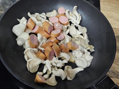 Sotūs kiaušinienė su dešrelėmis, dešra ir pievagrybiais Žingsnis 2