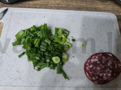 Sotūs kiaušinienė su dešrelėmis, dešra ir pievagrybiais Žingsnis 4