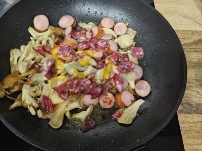 Sotūs kiaušinienė su dešrelėmis, dešra ir pievagrybiais Žingsnis 6