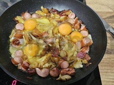 Sotūs kiaušinienė su dešrelėmis, dešra ir pievagrybiais Žingsnis 7