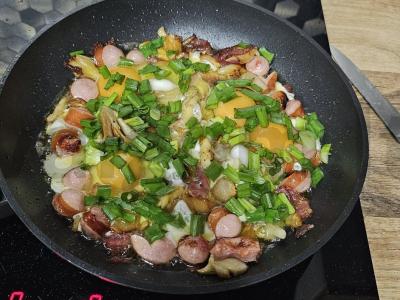 Sotūs kiaušinienė su dešrelėmis, dešra ir pievagrybiais Žingsnis 8