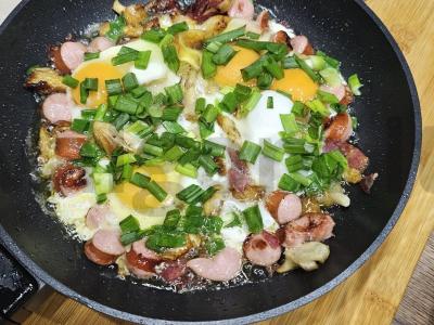 Sotūs kiaušinienė su dešrelėmis, dešra ir pievagrybiais Žingsnis 9