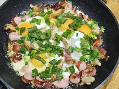 Sotūs kiaušinienė su dešrelėmis, dešra ir pievagrybiais pagrindine nuotrauka