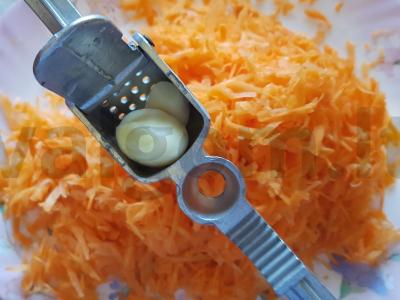 Morkų salotas su česnaku ir grietine Žingsnis 2