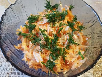 Morkų salotas su česnaku ir grietine pagrindine nuotrauka