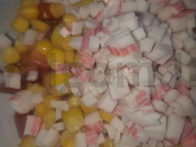 Salotas „Lengvas“ su pomidorais, sūriu ir krabų lazdelėmis Žingsnis 1