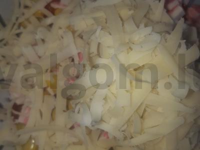 Salotas „Lengvas“ su pomidorais, sūriu ir krabų lazdelėmis Žingsnis 2