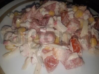 Salotas „Lengvas“ su pomidorais, sūriu ir krabų lazdelėmis pagrindine nuotrauka