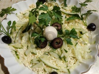 Švelnus salotas su tunu ir alyvuogėmis pagrindine nuotrauka