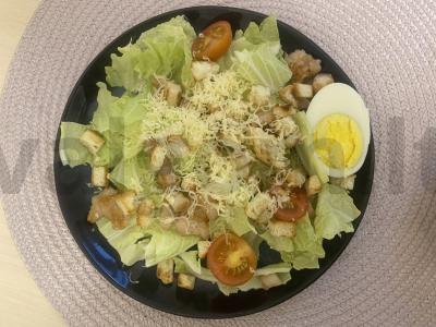 Cezario salotas su grietinės-muštynių padažu Žingsnis 7