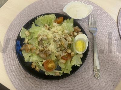 Cezario salotas su grietinės-muštynių padažu pagrindine nuotrauka