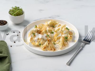 Žiedinė kopūstai su grietine keptuvėje pagrindine nuotrauka